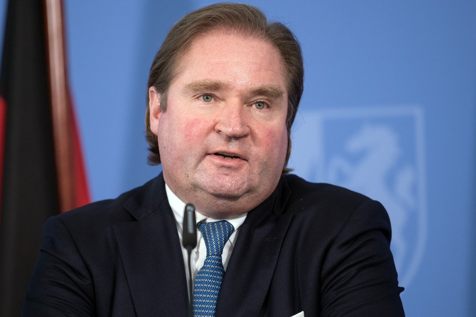 Finanzminister Lutz Lienenkämper (CDU) teilte mit, der NRW-Haushalt bleibe mit einem Volumen von fast 82 Milliarden Euro im Rahmen der mittelfristigen Finanzplanung.