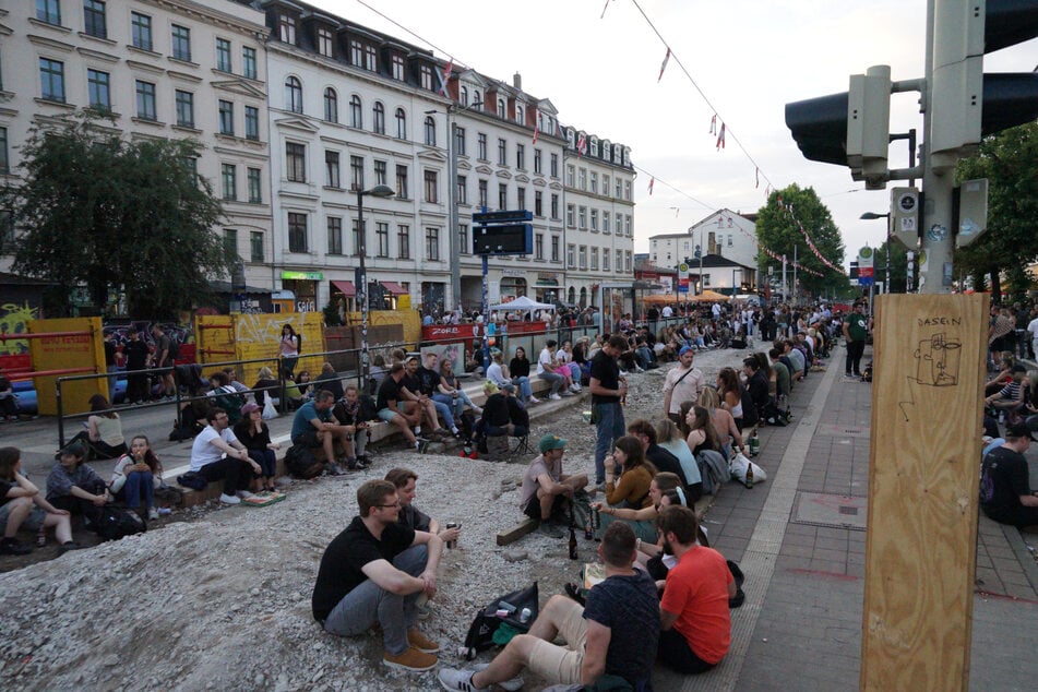 "Das bestehende Verbot des Betretens der Baustelle der L-Gruppe und der Stadt Leipzig wird auch am aktuellen Wochenende kontrolliert", heißt es seitens der Stadt.