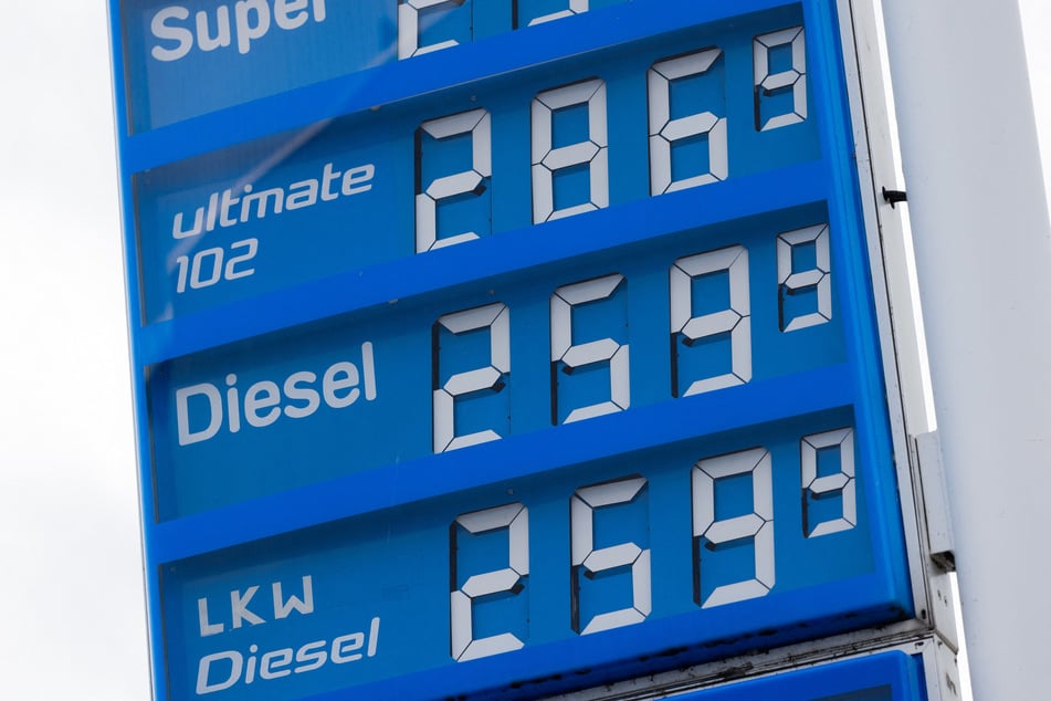Der Sprit wird zwar vielerorts nicht unter die 2-Euro-Grenze fallen, jedoch wird er spürbar günstiger.