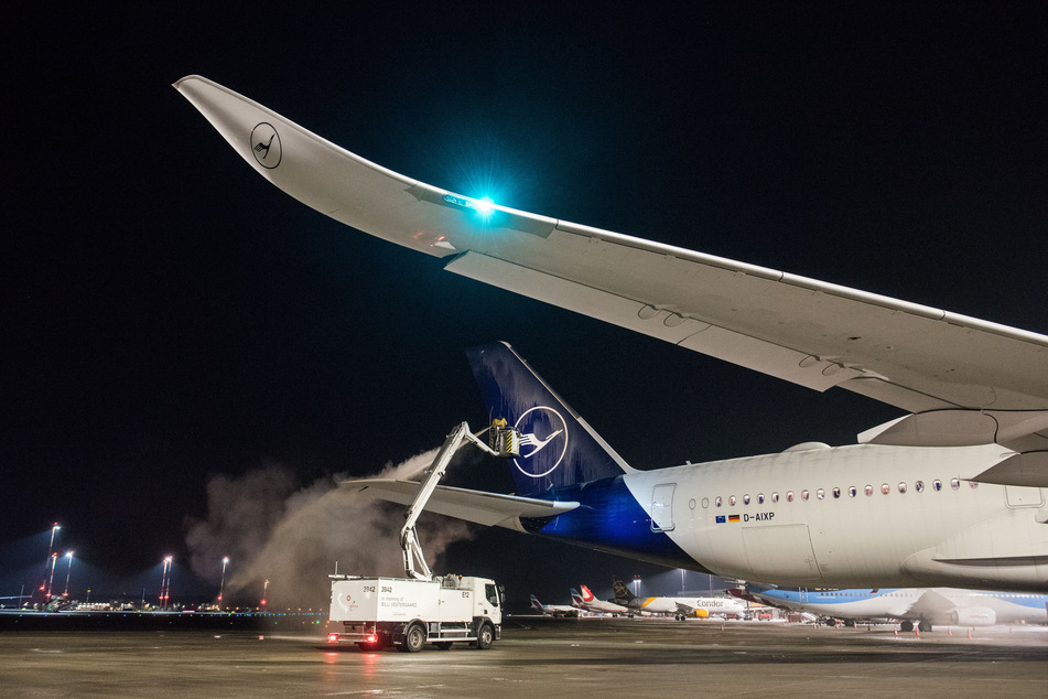 Vor dem Flug wird die Maschine enteist.