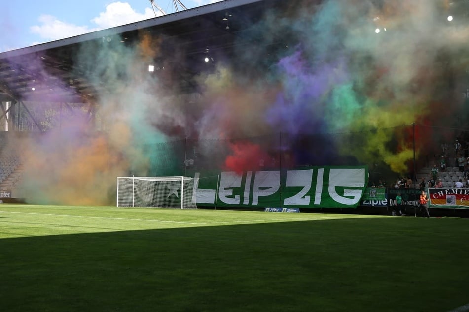 Die zahlreich mitgereisten Fans von Chemie Leipzig machten im Tivoli Stadion ordentlich Betrieb.