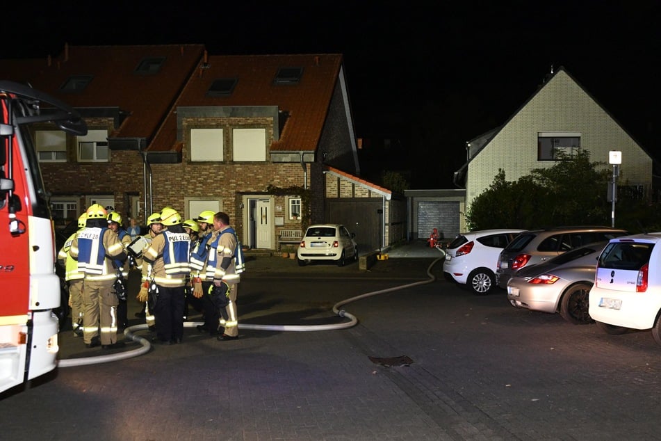 Mit elf Einsatzfahrzeugen und rund 50 Kameraden rückte die Feuerwehr am Donnerstagabend in das Wohngebiet aus.