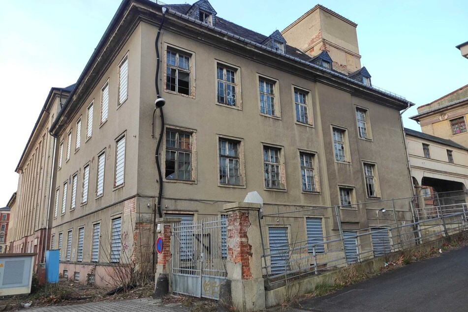 Eingeschlagene Fenster und abgebröckelter Putz: Das ehemalige Hauptpostamt gammelt seit mehr als 20 Jahren vor sich hin.