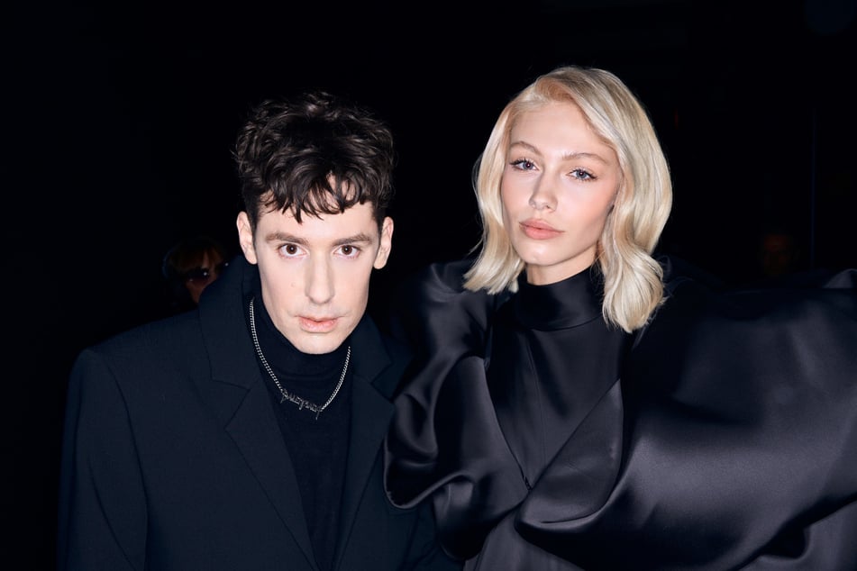 Kilian Kerner (47) mit einem Model in einem Kleid, das er zur Berlin Fashion Week anlässlich des Kinostarts von "Wuthering Heights – Sturmhöhe" designte.