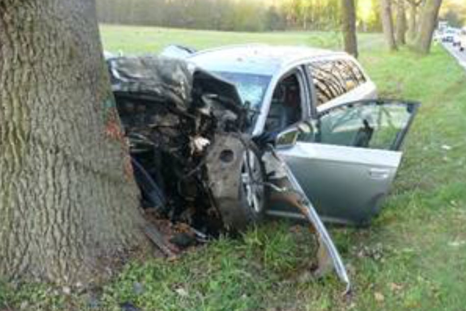 Eine 29-jährige Autofahrerin war mit ihrem Audi frontal in einen Baum gefahren.