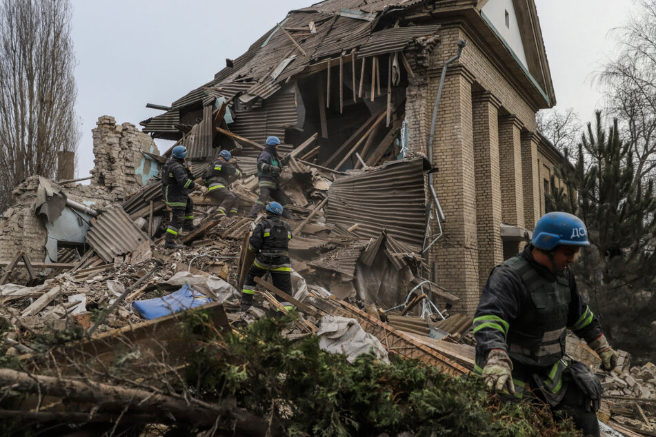 Ukrainische Feuerwehrleute sind an einer zerstörten Entbindungsstation eines Krankenhauses in Wilnjansk im Einsatz.