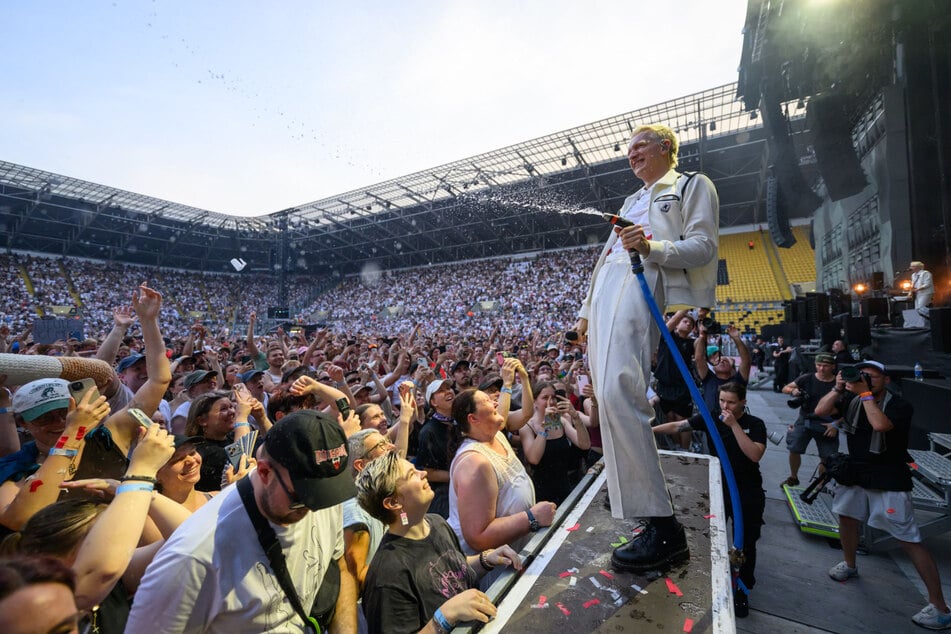 ... hatte für seine Fans aber auch eine willkommene Abkühlung mit auf der Bühne.