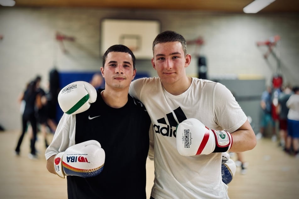 Der kürzlich geflüchtete Ukrainer Ivan (l.) boxt gegen den als Kind aus Russland nach Deutschland gekommenen Nikita.