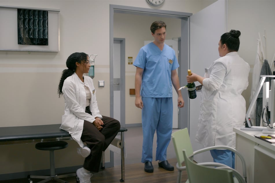 Vanessa (r.) entschuldigt sich bei Johannes.