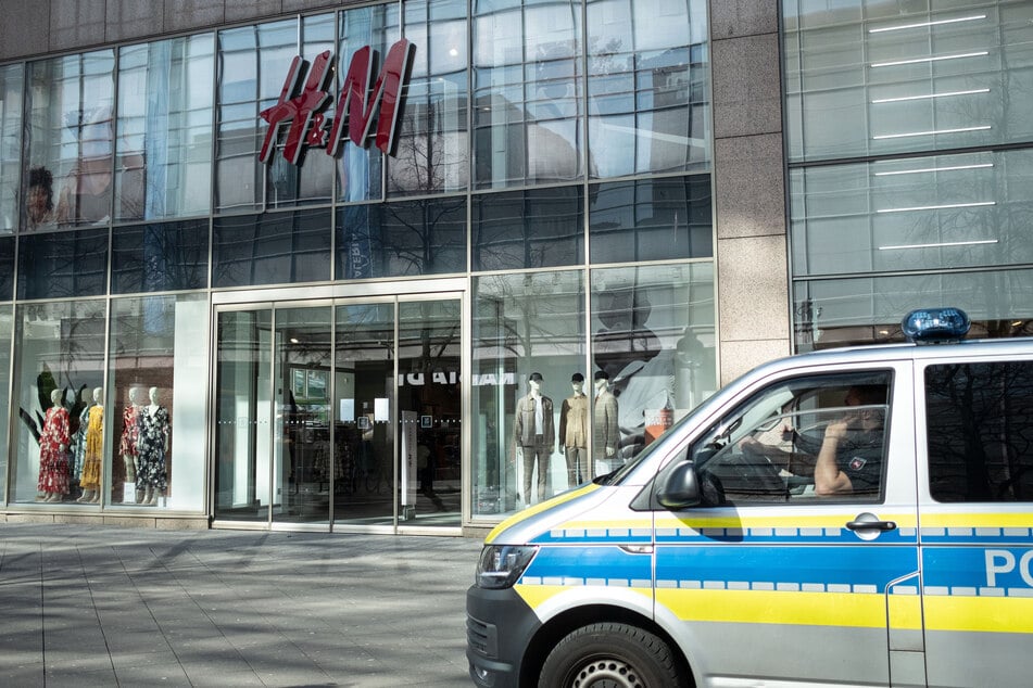Hannover: Ein Polizeifahrzeug fährt entlang geschlossener Bekleidungsgeschäfte.