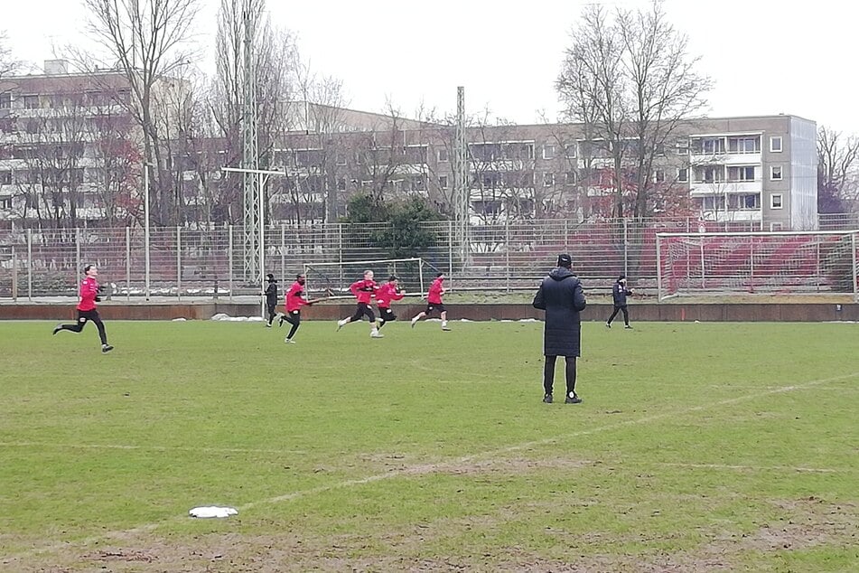 Pele Wollitz (60, r.) beobachtet zufrieden das Schwitzen seiner Schützlinge.