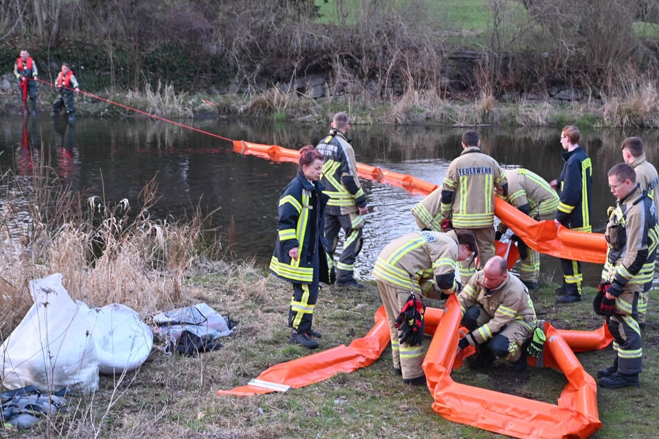 Mithilfe einer Ölsperre wurde der Schadstoff aus der Spree gesaugt.