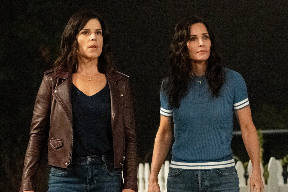 Neve Campbell (l.) and Courteney Cox return as Sidney Prescott and Gale Weathers in the upcoming Scream movie.