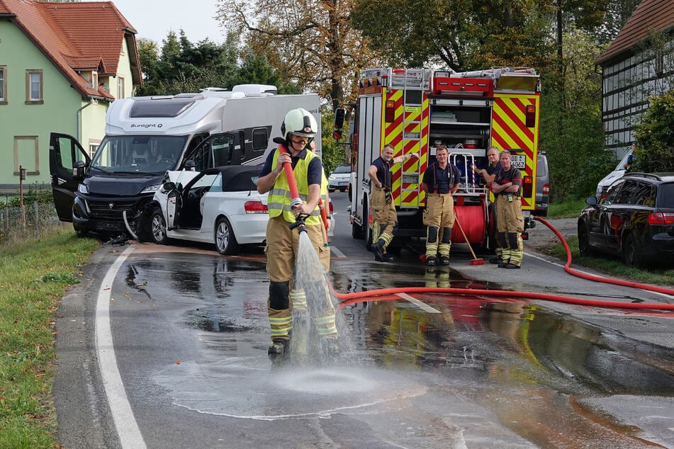 Die Kameraden der Feuerwehr nahmen Betriebsmittel auf und reinigten die Straße.