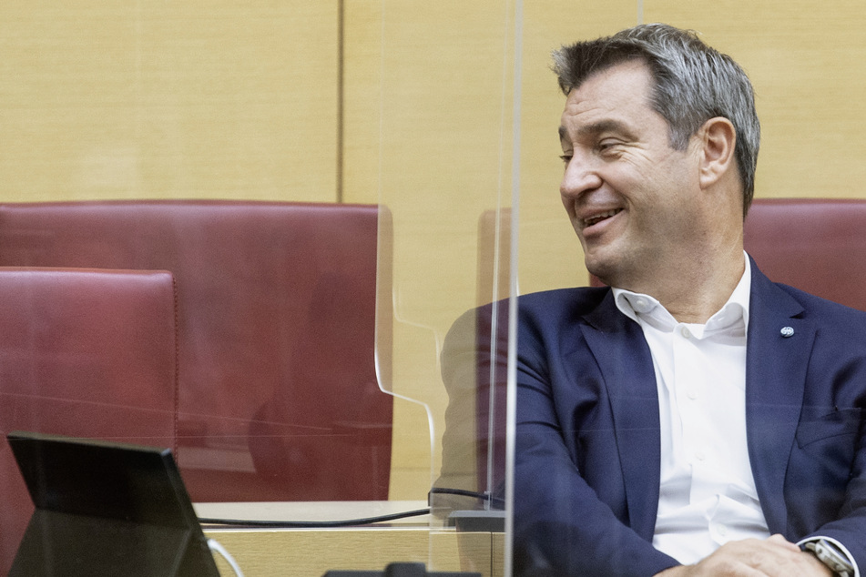 Markus Söder (CSU), Parteivorsitzender und Ministerpräsident von Bayern, sitzt bei einer Sitzung der CSU-Fraktion im Bayerischen Landtag auf seinem Platz im Plenarsaal.