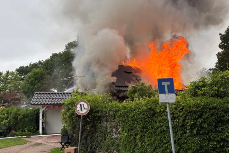 Als die ersten Kräfte vor Ort eintrafen, stand das Einfamilienhaus bereits lichterloh in Flammen.