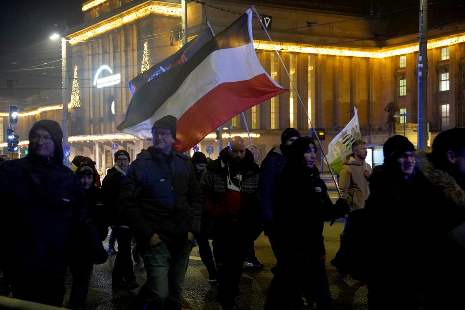 Immer wieder montags ziehen rechte Demonstranten durch Leipzigs Straßen.