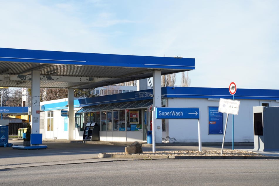 Der 16-Jährige hatte sich am Sonntagabend gewaltsam Zugang zur Tankstelle verschafft, um Zigaretten zu stehlen.