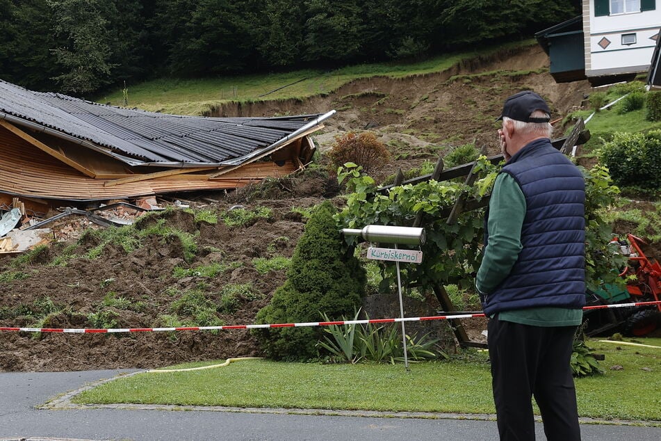 Manfred Harkam steht vor den Trümmern seiner Werkstatt nach einer Hangrutschung in St. Johann im Saggautal in der Steiermark (Österreich).