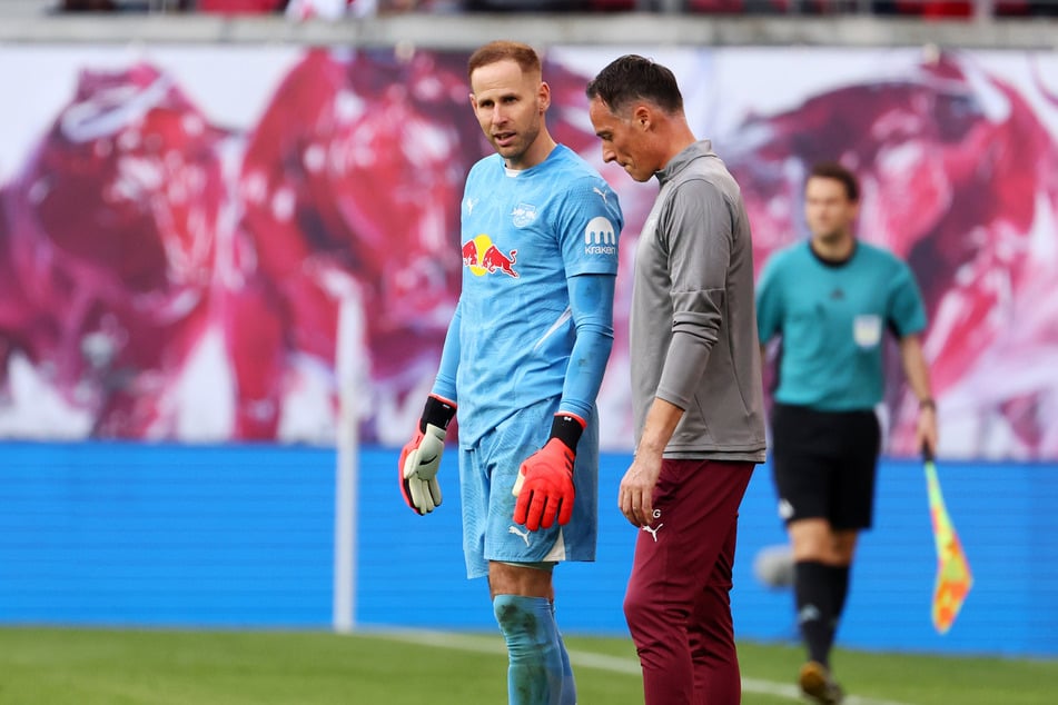 Für RB Leipzigs Peter Gulacsi (34) ging es am Samstag gegen den SC Freiburg nicht mehr weiter.