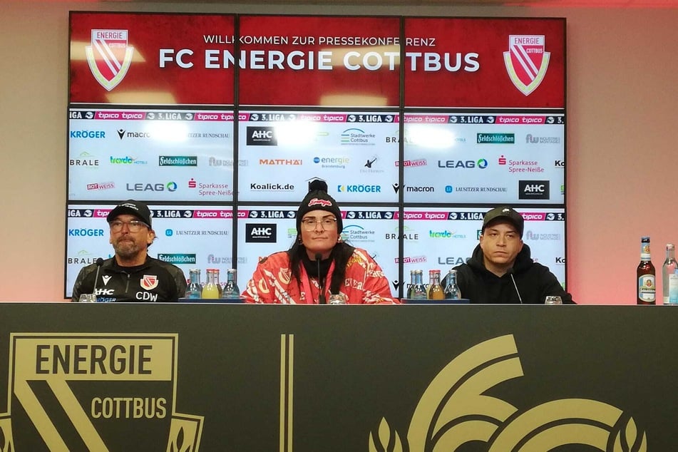 Pele Wollitz (60, l.) zeigte sich trotz Tabellenführung äußerst unzufrieden mit dem Auftritt seines Teams.