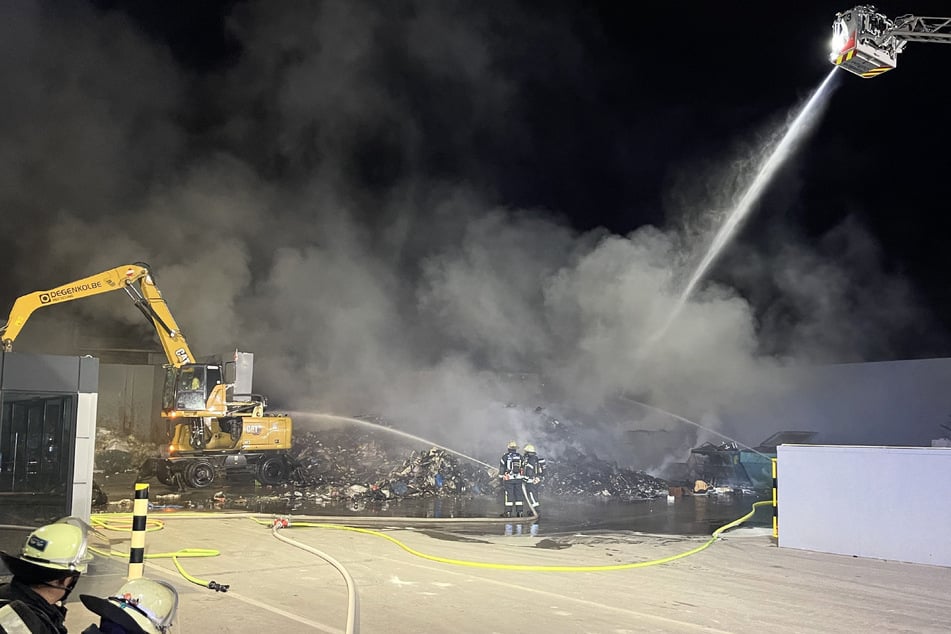 Stuttgart: Feuer in Stuttgart: Großeinsatz wegen Abfall