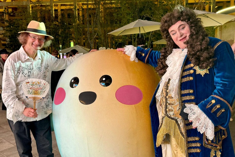 Kay "Leo" Leonhardt (59, l.) und "August der Starke" Steffen Urban auf der Expo in Osaka.