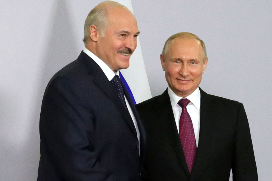 Alexander Lukaschenko (68, l.) und Wladimir Putin (70) sprachen den Hinterbliebenen ihr Beileid aus.