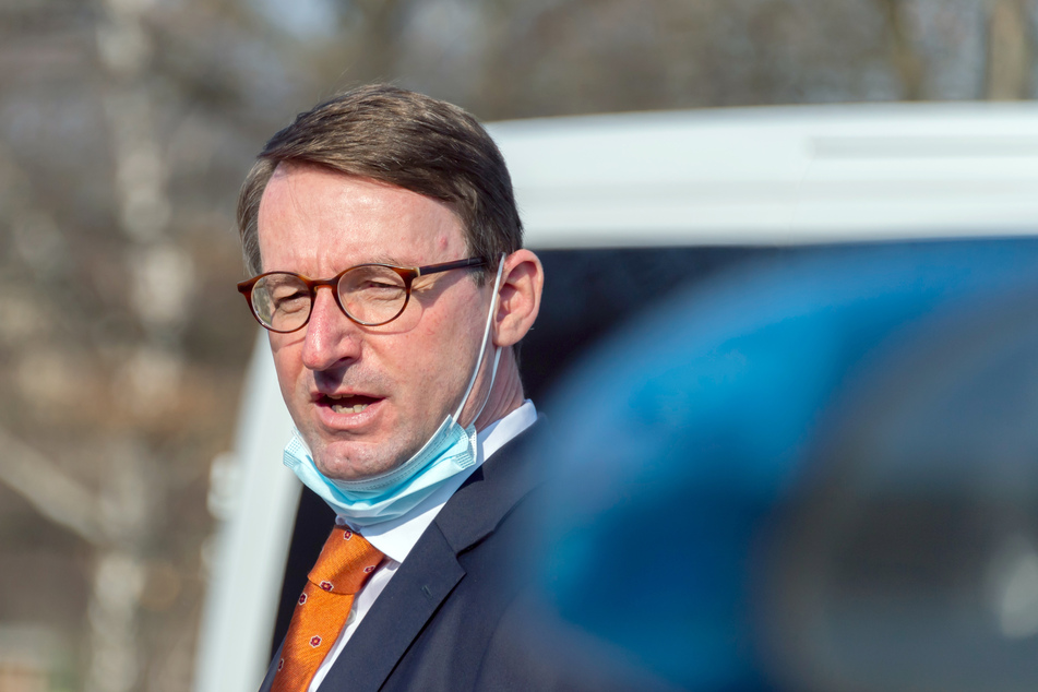 Sachsens Innenminister Roland Wöller (50, CDU) war auf den fingierten Fahndungsplakaten zu sehen.