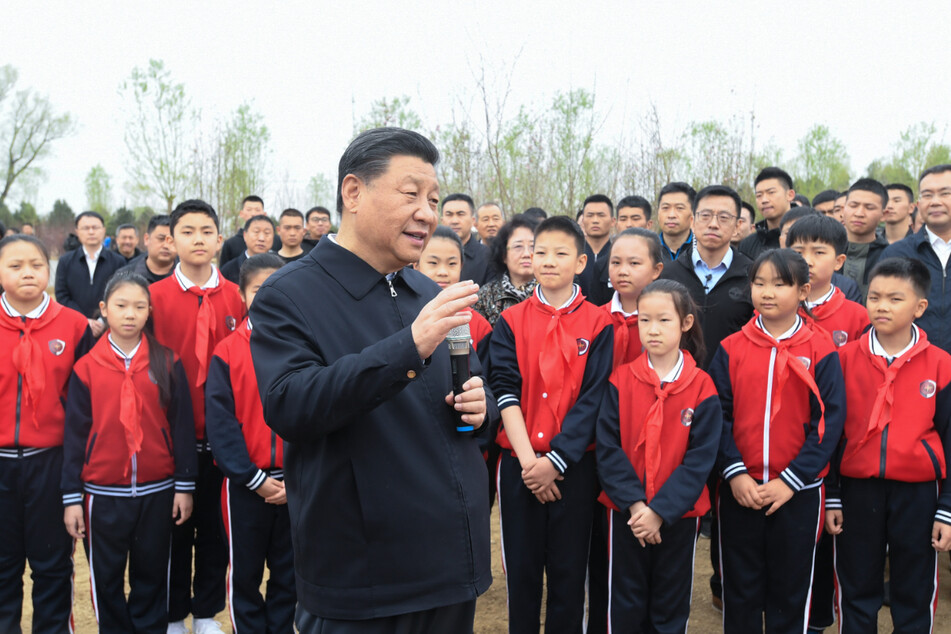 Xi Jinping hält eine Rede vor chinesischen Kindern im Bezirk Chaoyang.