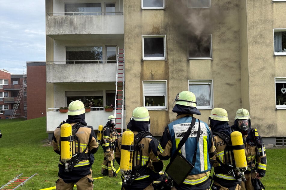 Mit tragbaren Leitern rückte die Feuerwehr zur Rettung der Bewohner an.