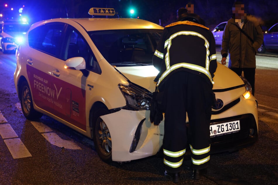 In Rotherbaum kollidierten in der Nacht ein Auto und ein Taxi. Die Fahrerin des Autos wurde dabei verletzt.