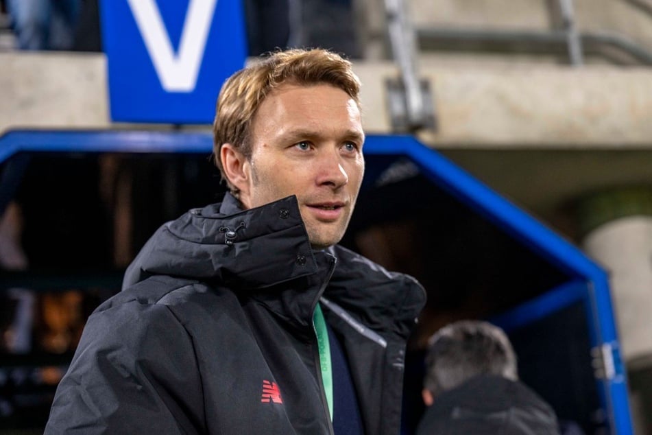 Bayer-Sportchef Simon Rolfes (44) vermied nach dem Verpassen der Champions League ein klares Bekenntnis zu seinem Trainer Kasper Hjulmand (54).