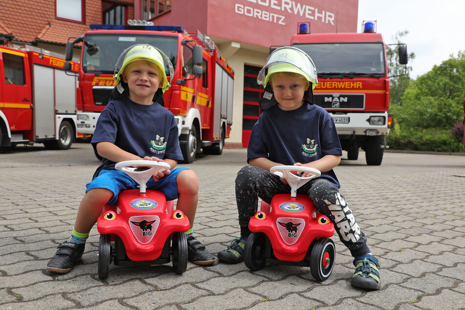 Aufsitzen auf der kleinen Feuerwehr: Till (5, l.) und Levi (5) brausen zum ersten Einsatz.