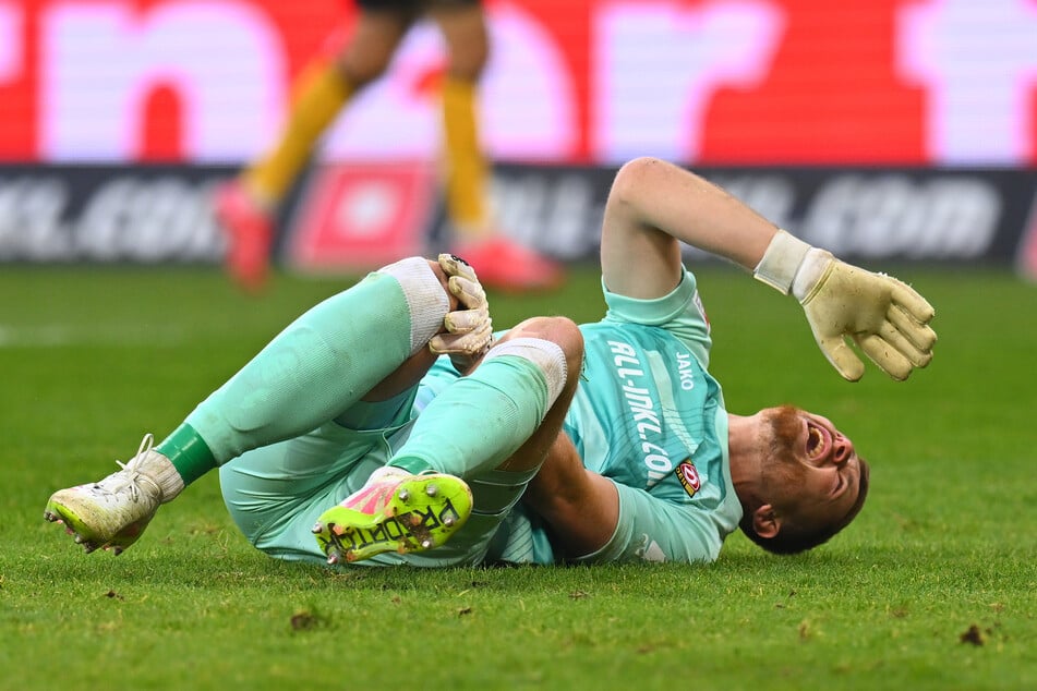 Bitter: Lennart Grill (26) blieb kurz vor Schluss schwer verletzt auf dem Rasen liegen. Er wurde mit einer Trage abtransportiert.