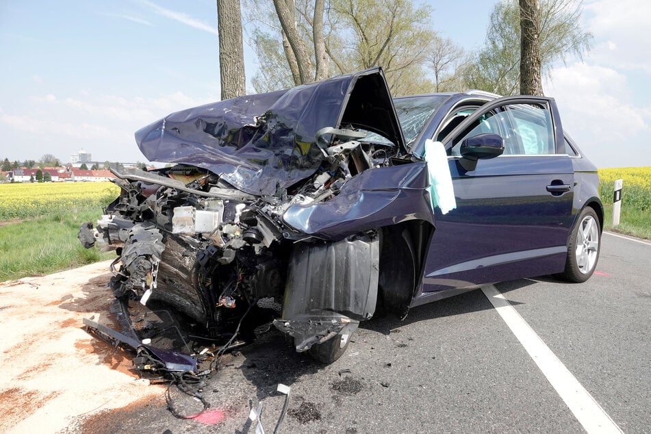 Der Audi-Fahrer war auf der Neefestraße plötzlich auf die Gegenfahrbahn gekommen und in einen Laster gekracht. Der Fahrer wurde verletzt.