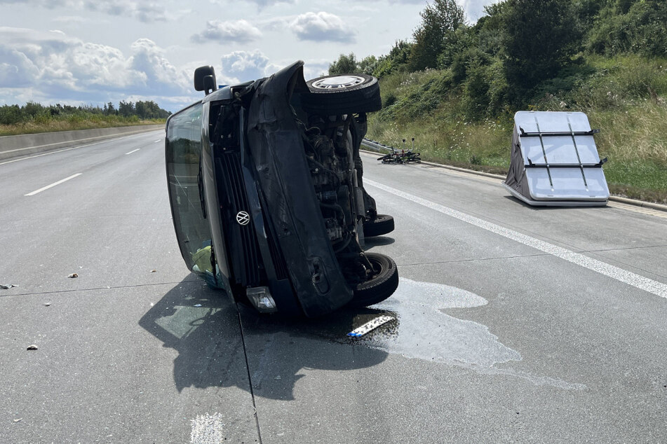 Wegen des umgekippten Transporters ging auf der A9 in Richtung München vorübergehend nichts mehr.