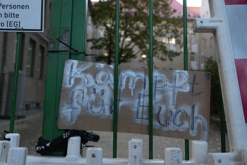 Schüler blockierten den Zugang zum Andreas-Gymnasium in Friedrichshain. Ihr Protest richtet sich gegen die Wehrpflicht und fordert mehr Geld für Bildung.