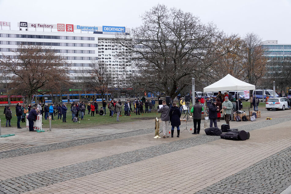 Etwa 80 Personen demonstrierten am Samstag im Stadthallenpark.