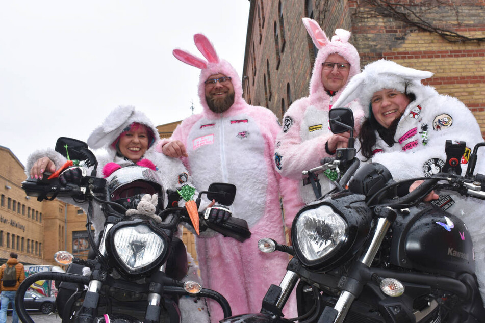 Berlin: Hasenkostüm statt Kutte: Diese Biker knattern nicht nur Ostern als Bunnys durchs Land