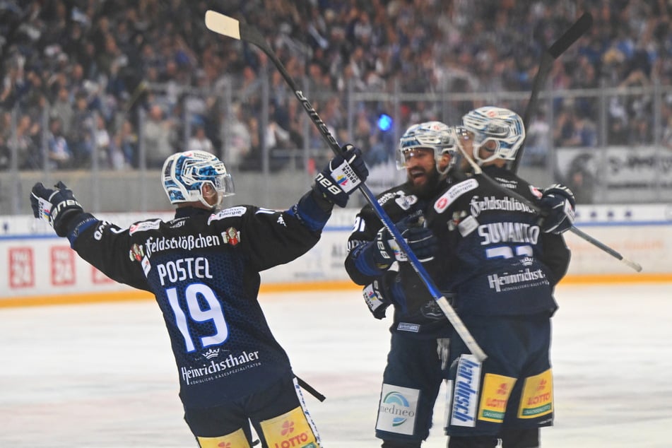 Niklas Postel (Nr. 19) hat mit jeweils vier Toren und Vorlagen in den Play-offs großen Anteil am Aufstieg der Eislöwen.