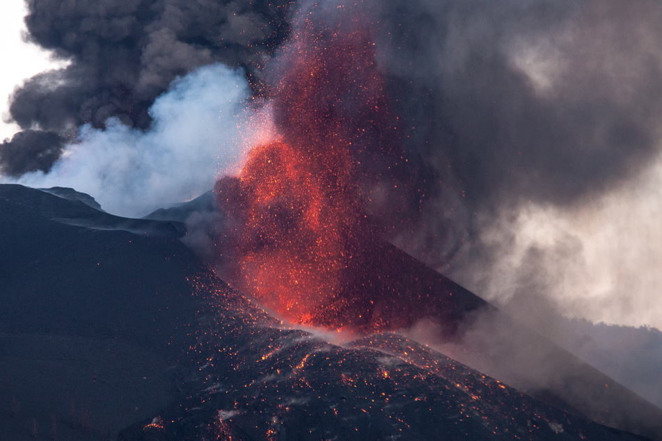 Asche und Rauch stößt der Vulkan Cumbre Vieja auf La Palma aus.