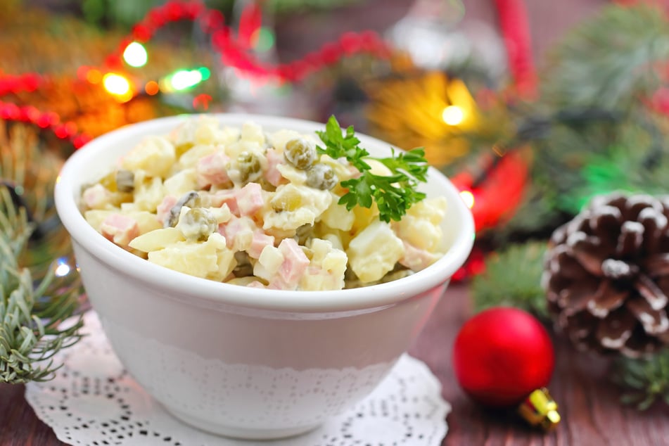 Petersilie oder Schnittlauch peppt den Kartoffelsalat optisch auf.