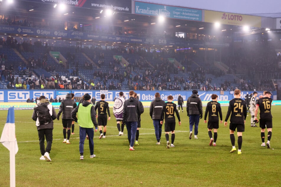Über 900 Fans begleiteten den FCE zum Auswärtsspiel nach Rostock.