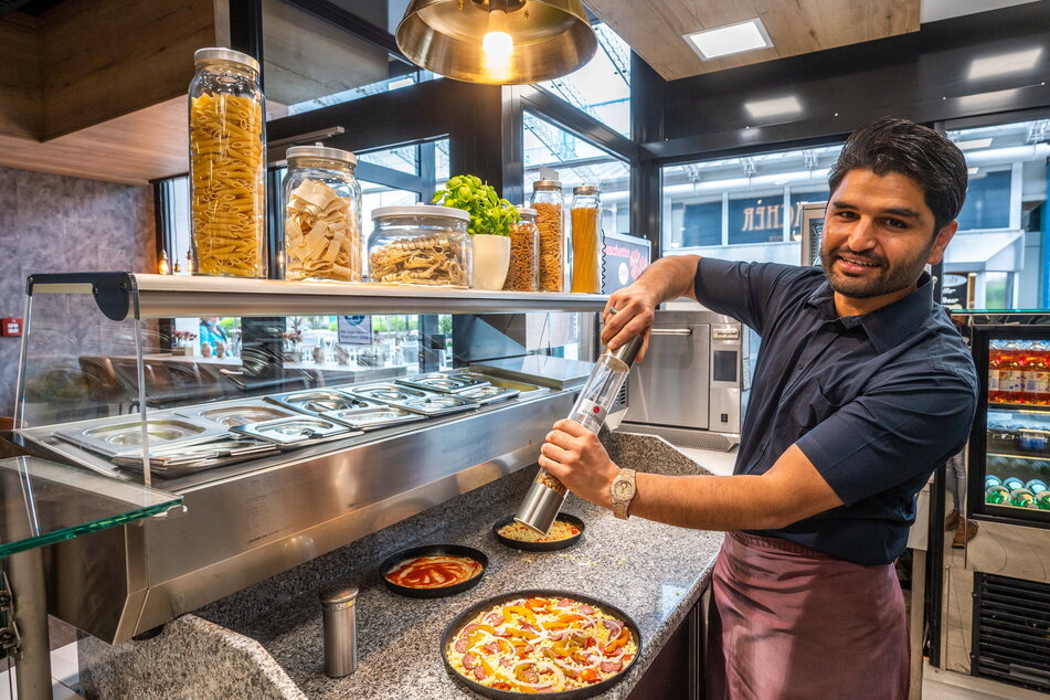 Koch Zarak zaubert eine leckere Pizza