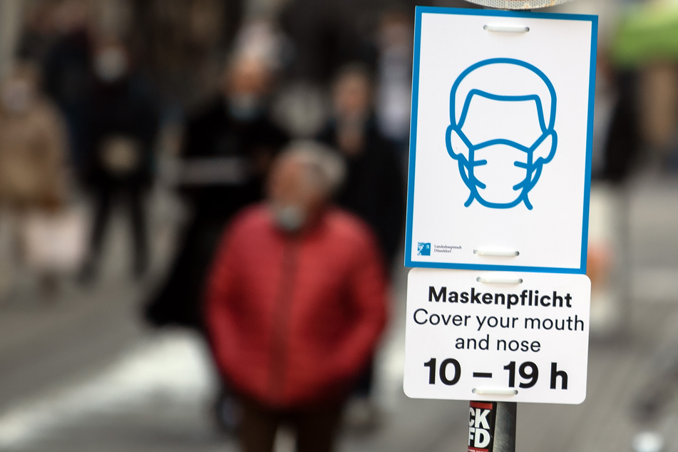 Nach Entscheidung des Verwaltungsgerichts ist eine generelle Maskenpflicht in Düsseldorf nicht rechtens. An bestimmten Orten ist sie es allerdings schon.