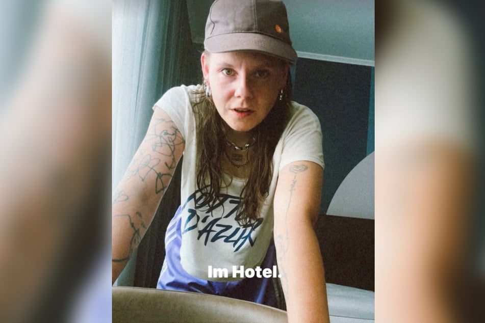 Sichtlich erbost wandte sich Influencerin Anja Heyelmann alias frustrierte Alte (34) am Freitag von einem Hotelzimmer aus per Instagram-Story an ihre Fans.