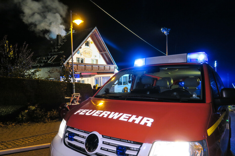 Als die Feuerwehr eintraf, hatte sich der Brand schon auf das Dach ausgebreitet.