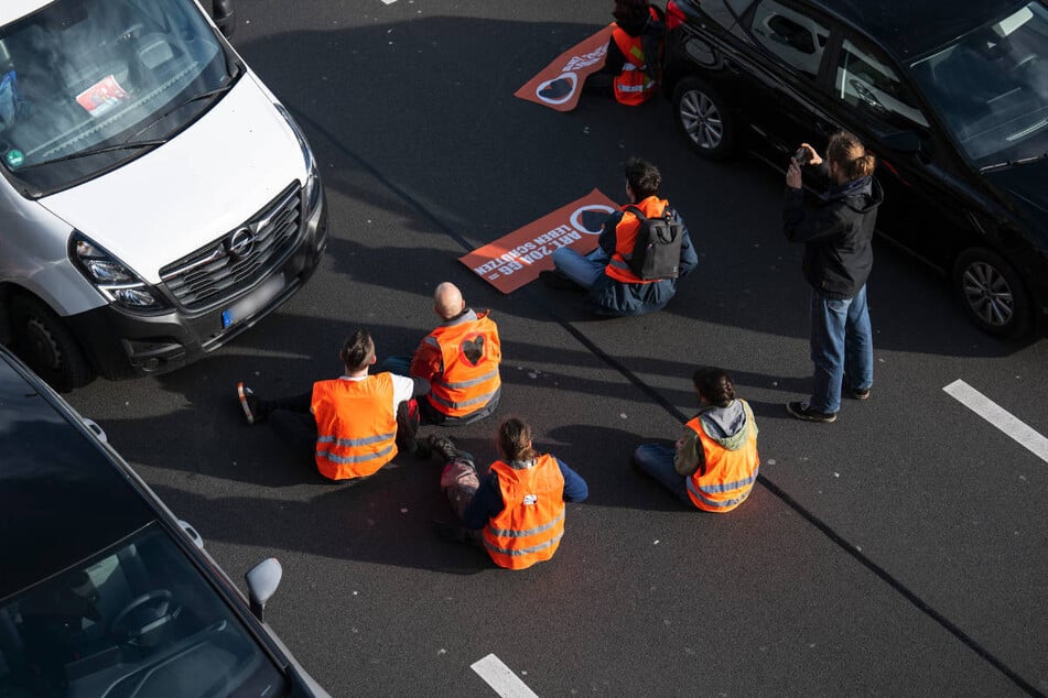 Aktivisten der Letzten Generation haben auch am Dienstag wieder mehrere Straßen in Berlin blockiert. (Archivfoto)