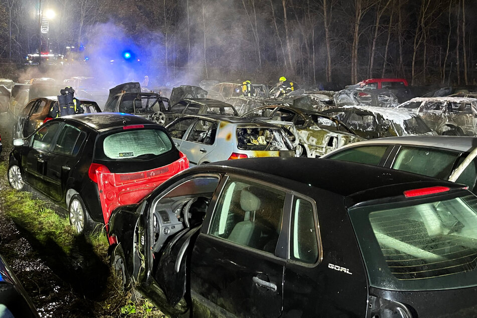 Die 80 Einsatzkräfte der Feuerwehr konnten ein Übergreifen der Flammen nicht verhindern. Insgesamt wurden 37 Autos komplett oder zum Teil zerstört.